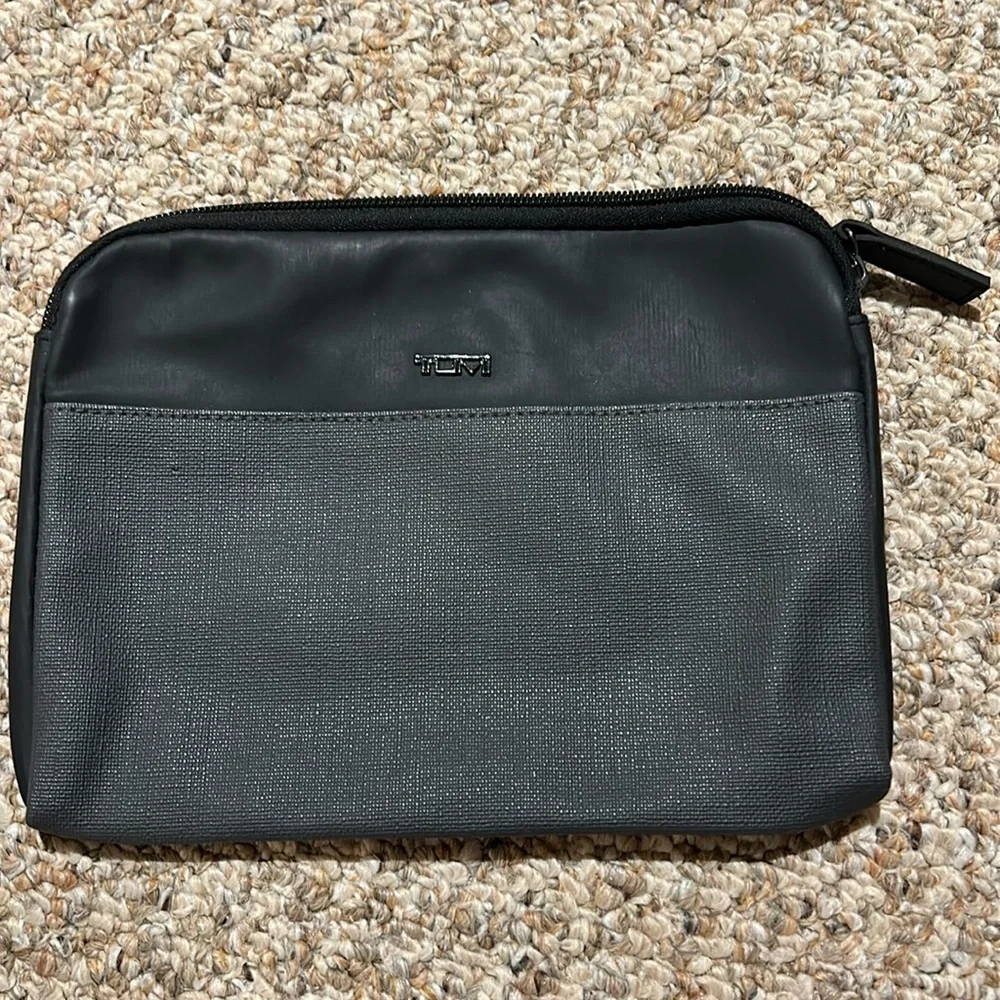 Tumi for Delta Gray & Black Vinyl case